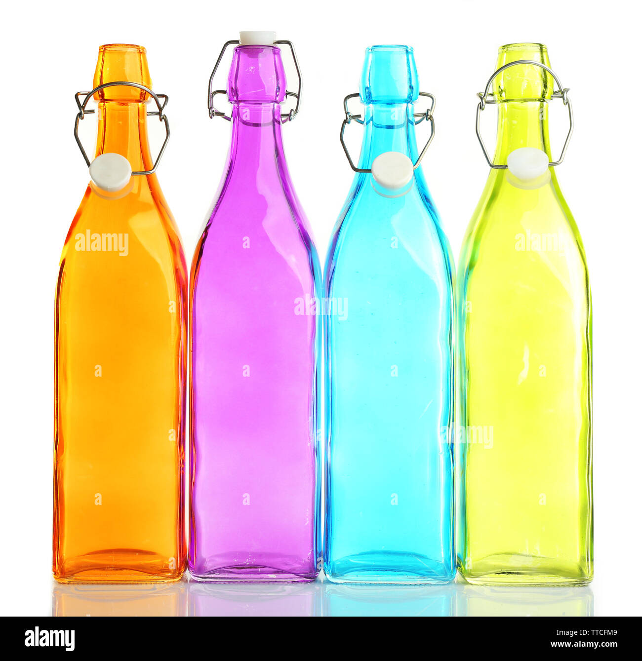 Vier leere Bunte Flaschen, isoliert auf weißem Stockfoto