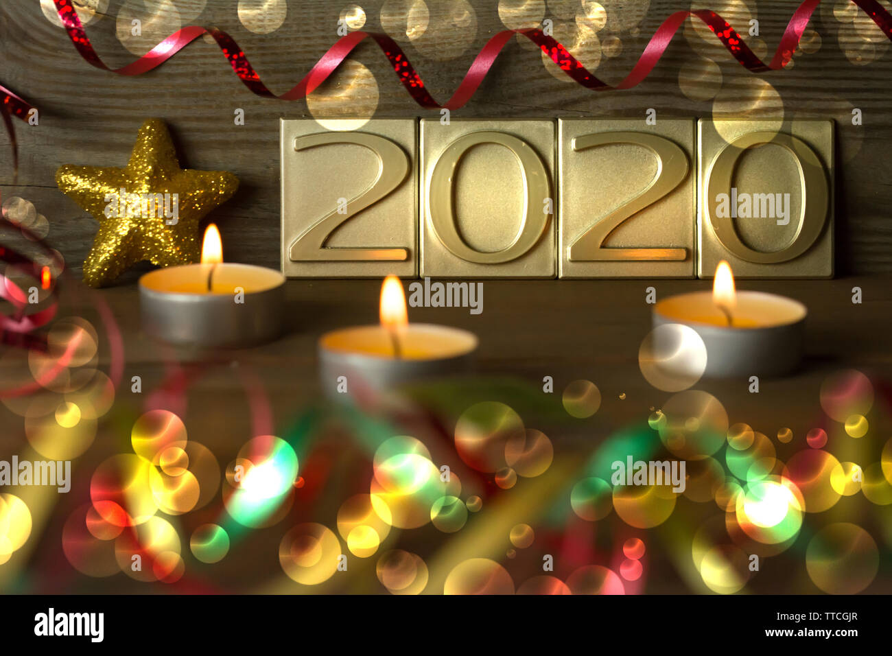 Bunte neue Jahr 2020 Grußkarten mit Kerzen und Streamer Stockfoto