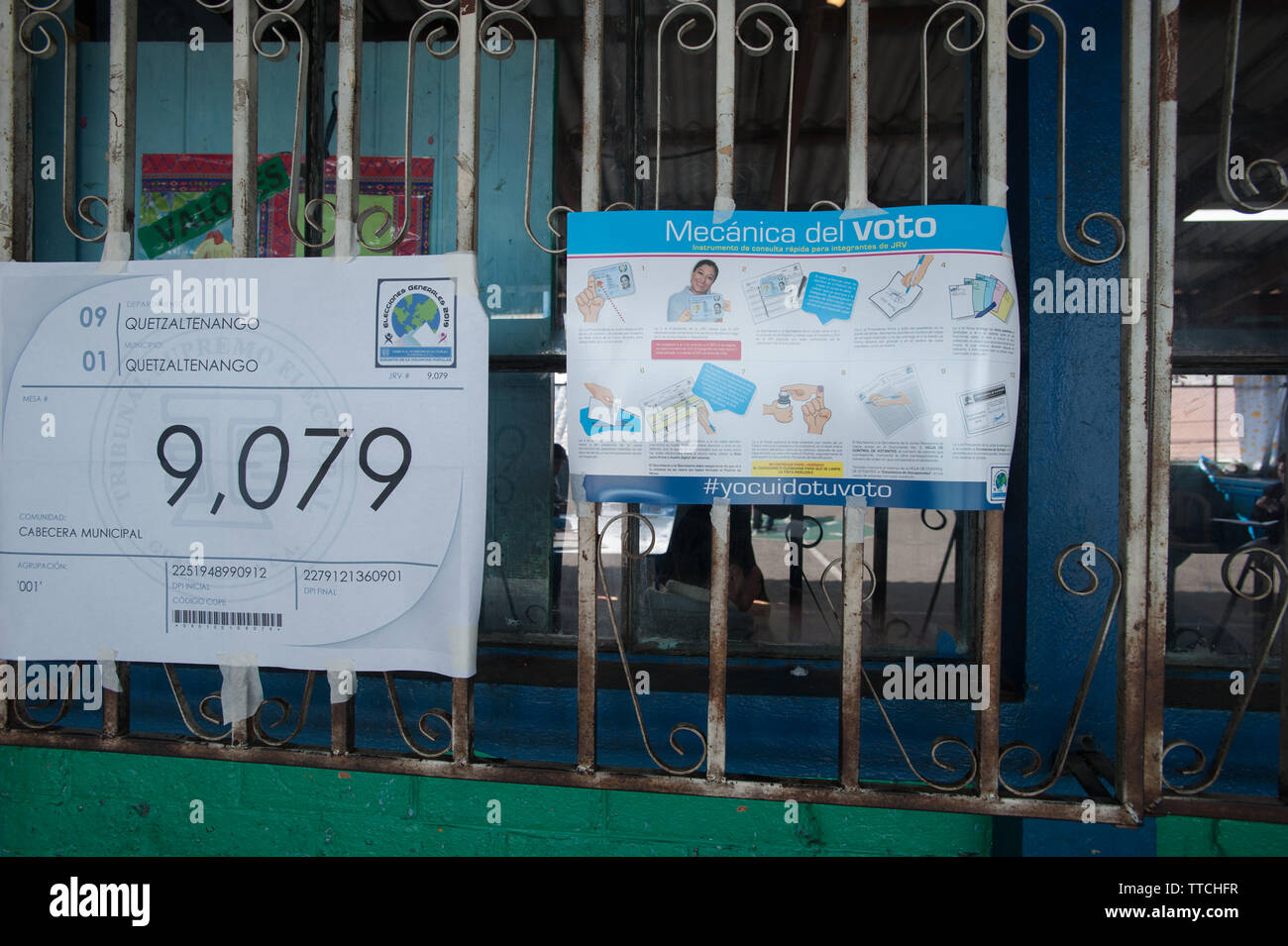 Bekanntmachungen über die Richtung der Abstimmung im Wahllokal während der ersten Runde der Präsidentschaftswahlen in Quetzaltenango in Guatemala, 16. Juni 2019. Stockfoto