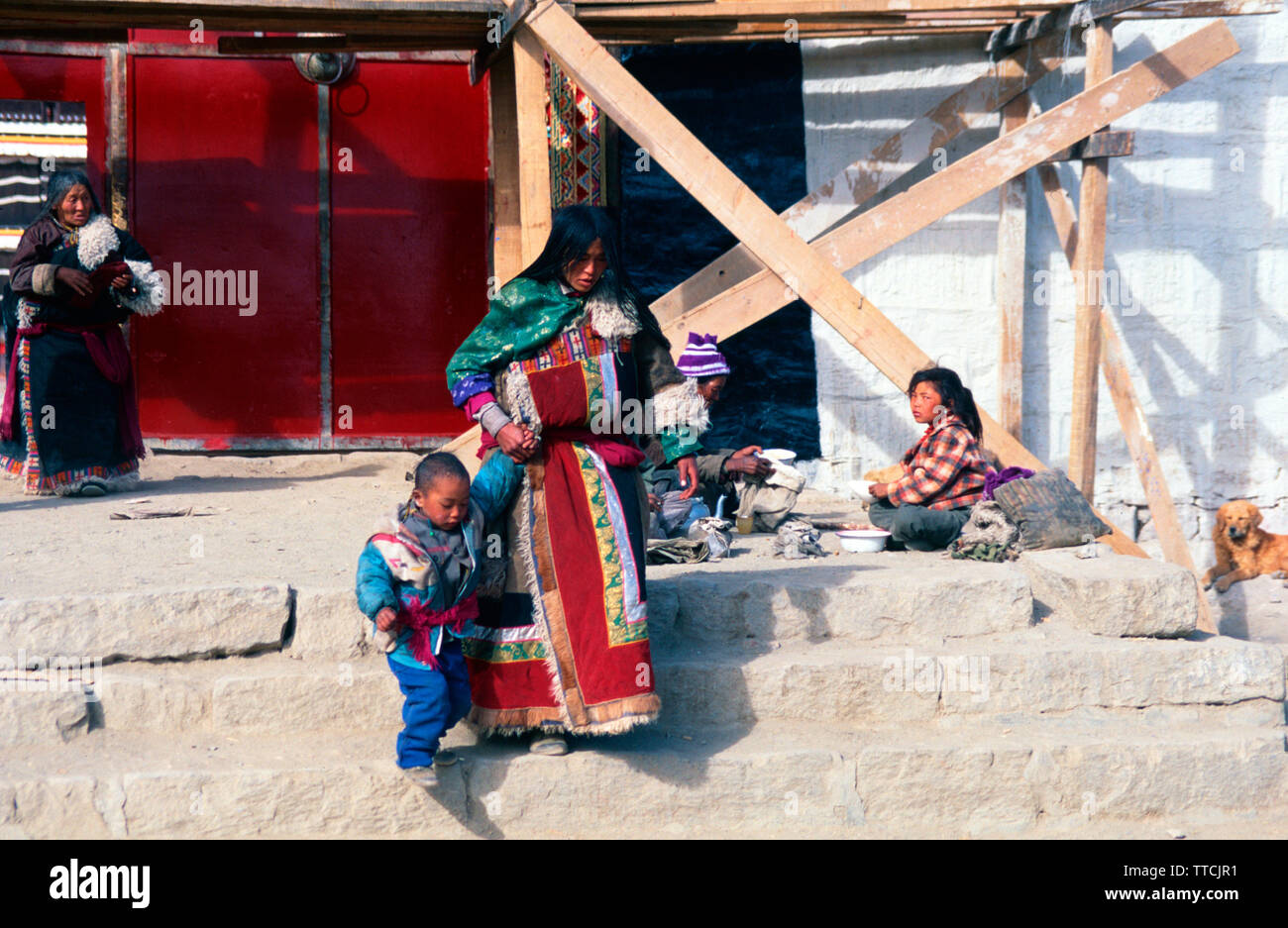 Tibetische Mutter und Sohn in traditioneller Kleidung, Shigatse, Tibet Stockfoto