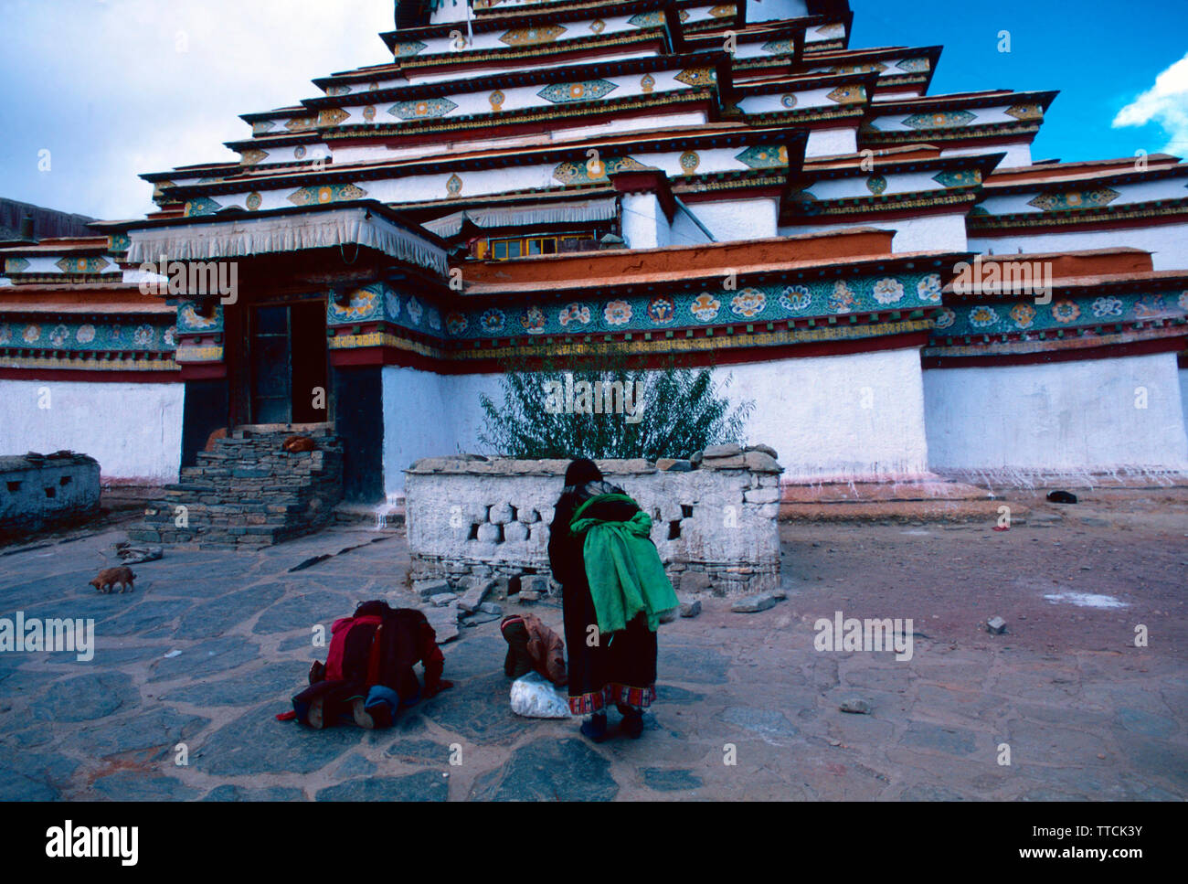 Tibetische Frauen in traditioneller Kleidung devotional, Kumbum Stupa. Gyantse Tibet Stockfoto