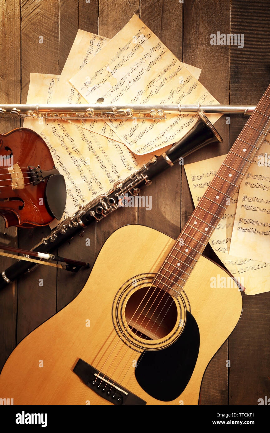 Akustik Gitarre, Sopran Saxophon, Violine, Flöte und Hinweis auf Holz- Hintergrund Stockfoto