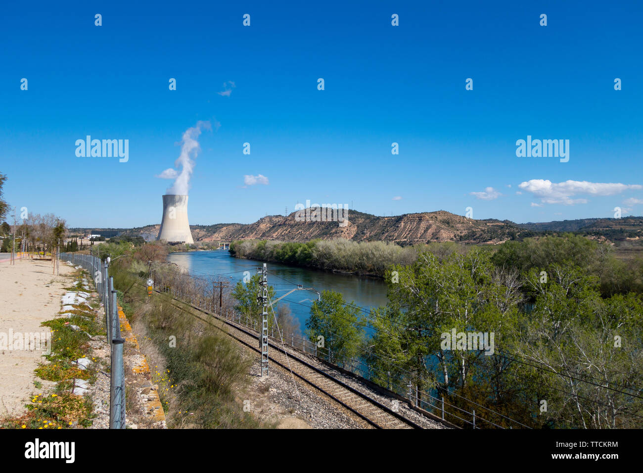 Dampf Schornstein in einem Atomkraftwerk, neben dem Fluss Stockfoto