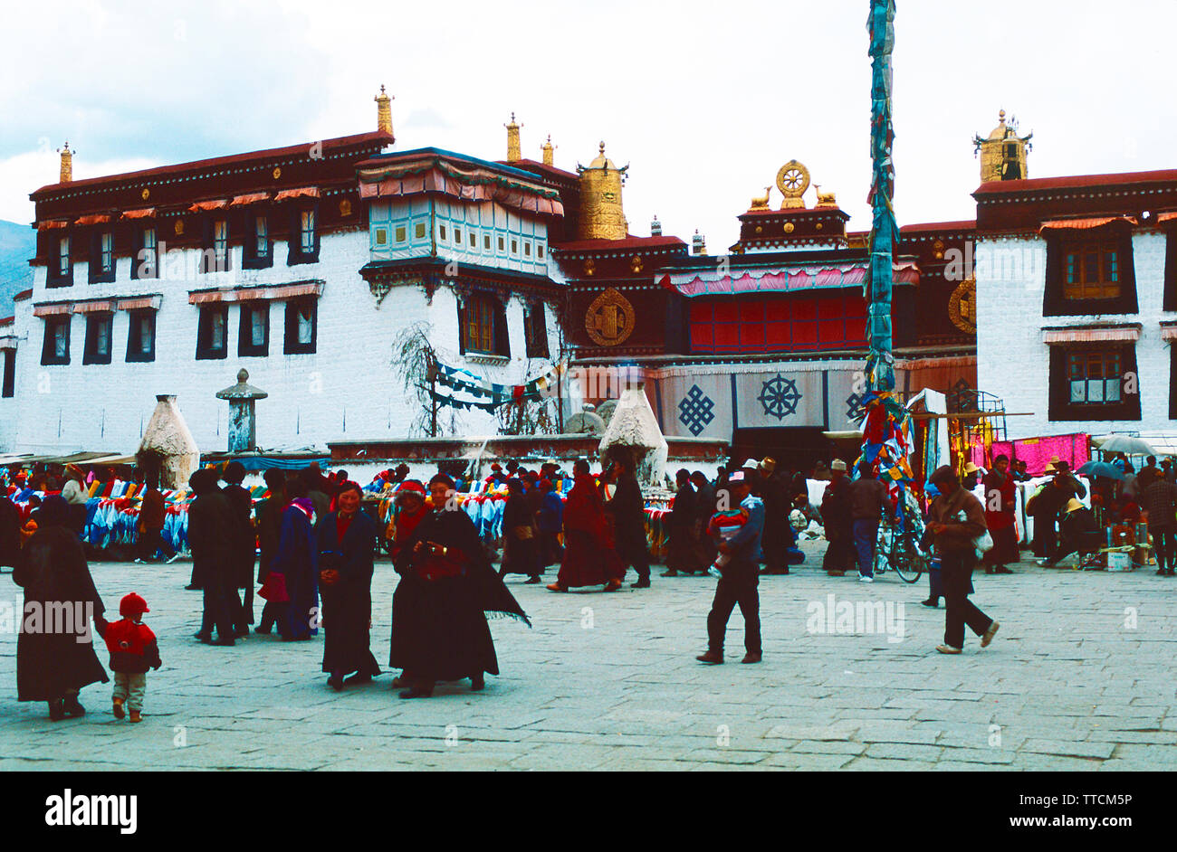 Pilger vor Der Jokhang Tempel, Lhasa, Tibet Stockfoto