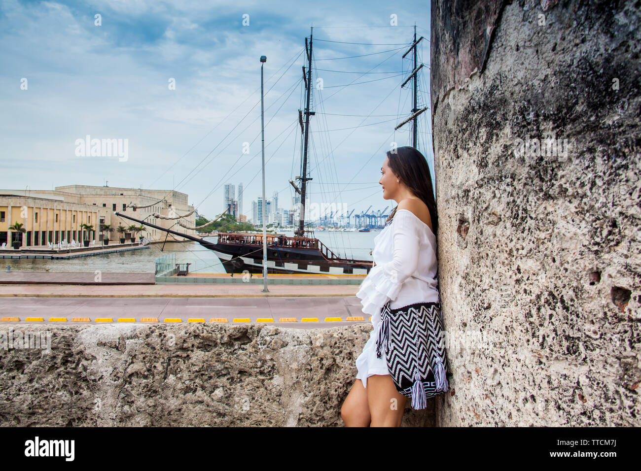 Schöne Frau, die an den Wänden von Cartagena de Indias in die Bucht auf der Suche Stockfoto