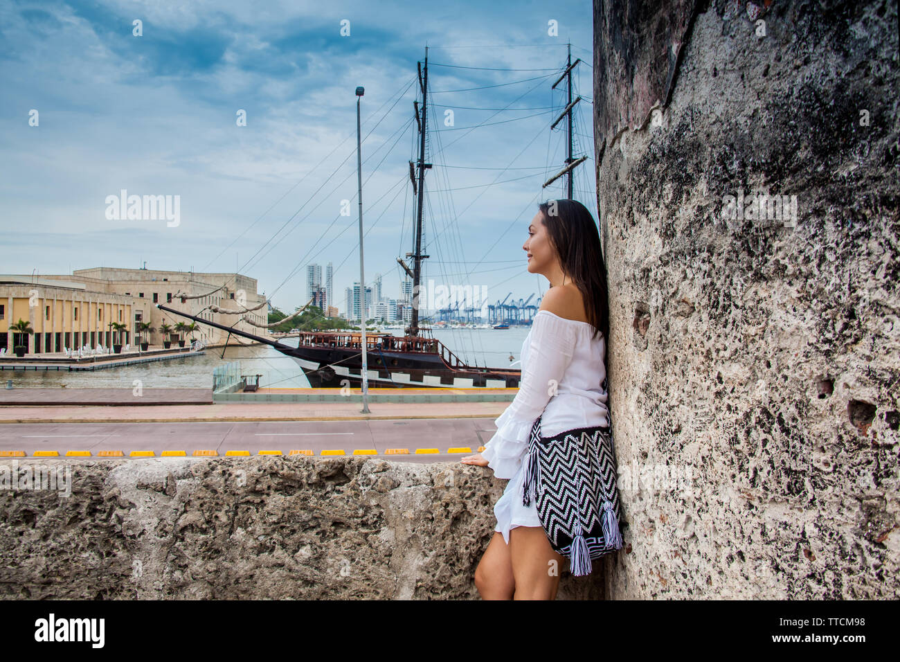 Schöne Frau, die an den Wänden von Cartagena de Indias in die Bucht auf der Suche Stockfoto