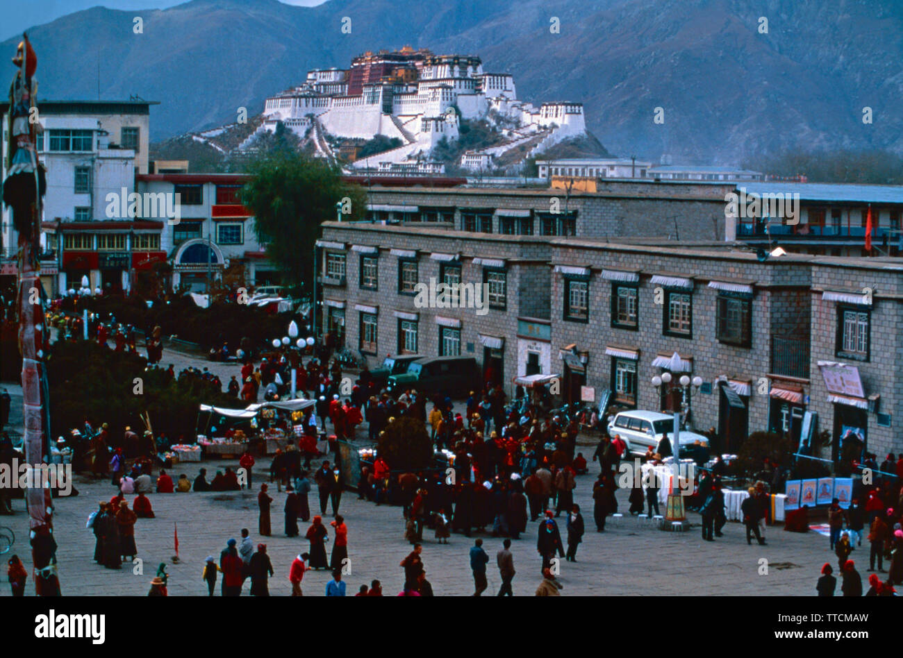 Potala und Jokhang Platz als vom Dach des Jokhang Kloster, Lhasa, Tibet gesehen Stockfoto