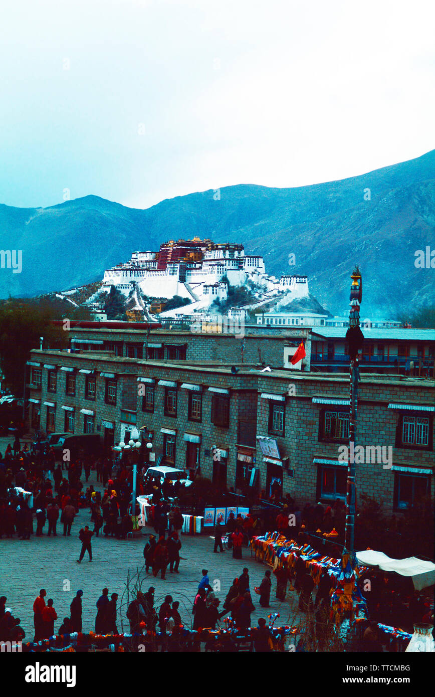 Potala und Jokhang Platz als vom Dach des Jokhang Kloster, Lhasa, Tibet gesehen Stockfoto