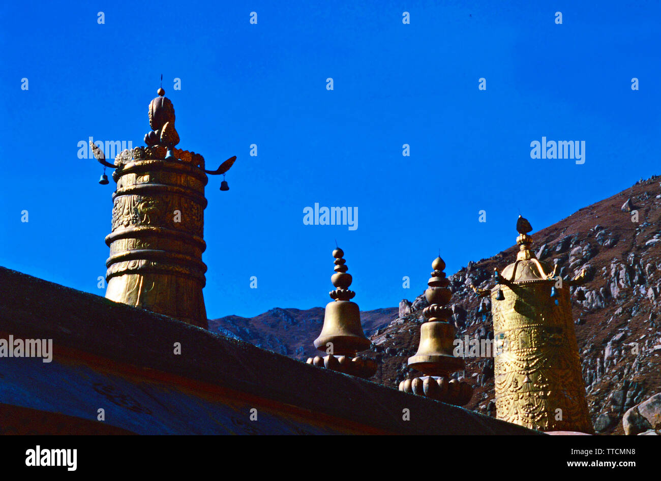 Dhvajas oder Sieg Banner auf Kloster Drepung, Lhasa, Tibet Stockfoto