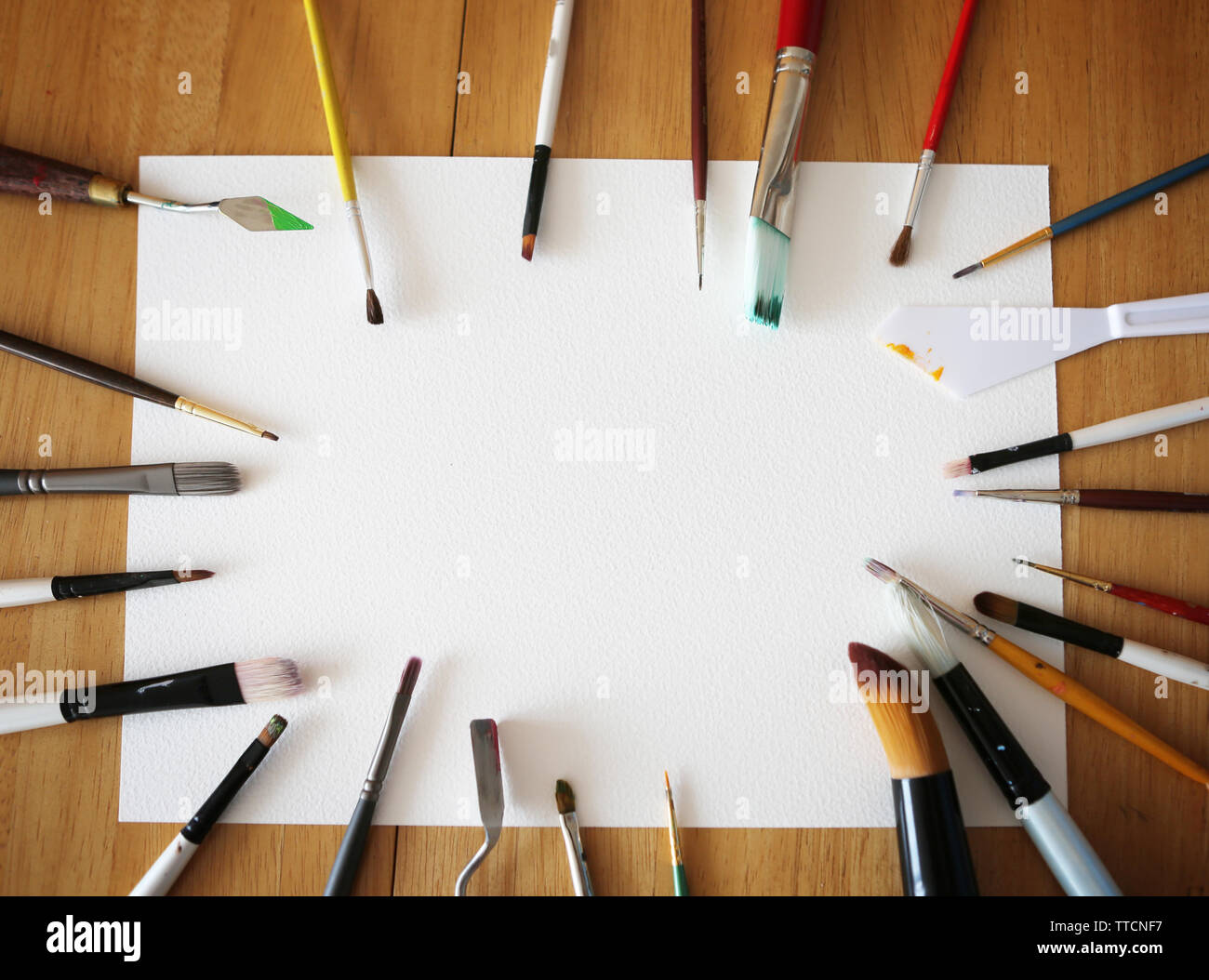 Art Pinsel und Farbe liefert rund weiß Anzeige Raum positioniert. Stockfoto