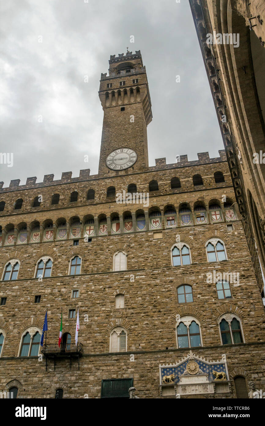 Italien, Florenz. Palazzo Vecchio auf der Piazza Signoria. Clock Tower auf dem Hintergrund der pre-Sturm Himmel. Stockfoto