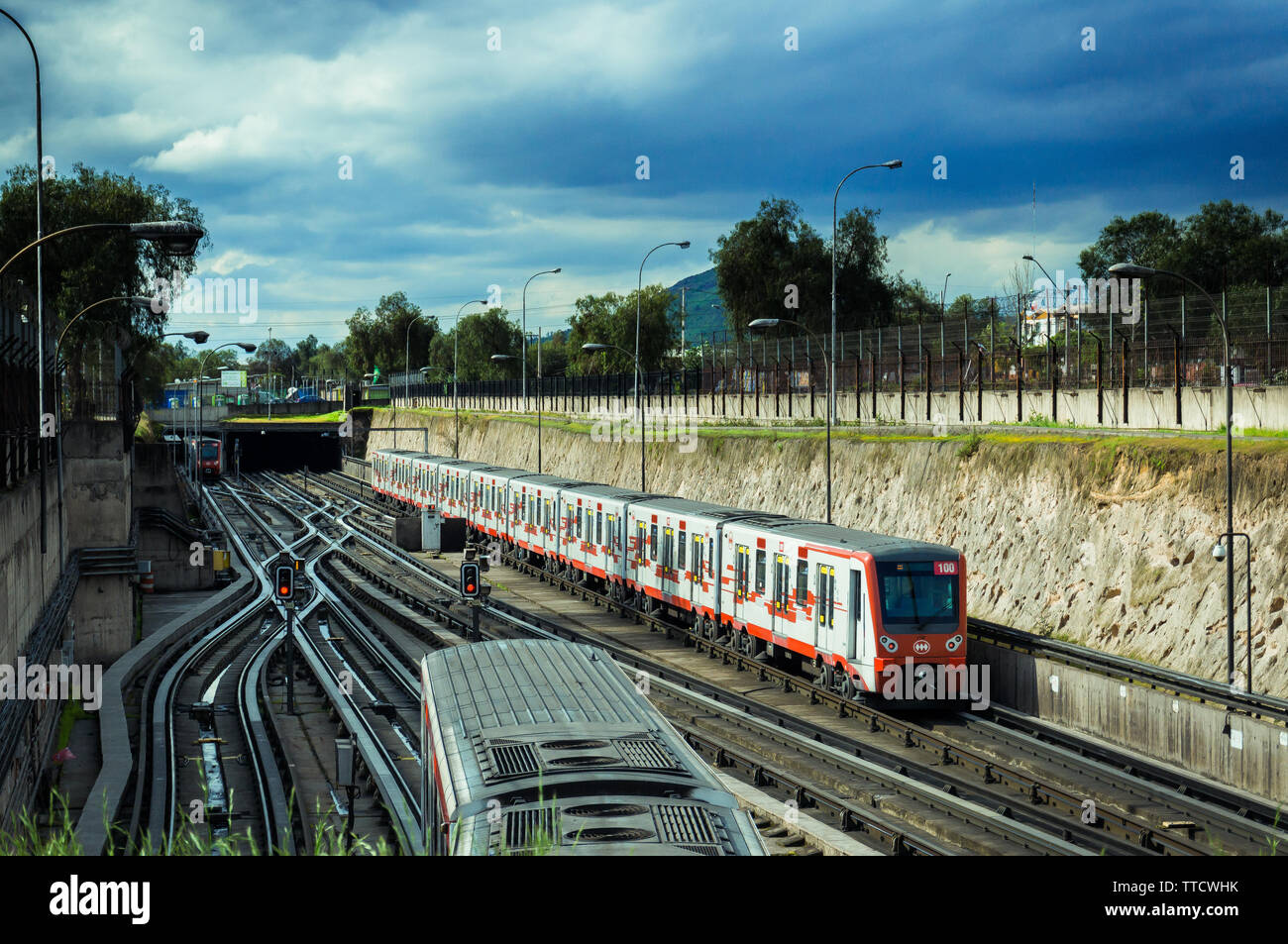 SANTIAGO, CHILE - Oktober 2015: Zwei Santiago U-Bahnen zwischen San Pablo und Neptuno Stationen Stockfoto