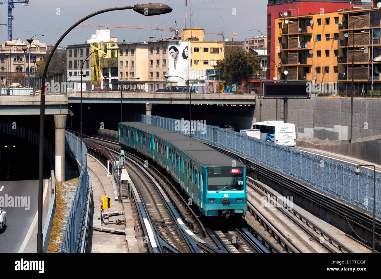 SANTIAGO, CHILE - Oktober 2015: Eine der letzten fünf Auto NS 74 Züge auf der U-Bahn von Santiago eingeben Los Héroes station Stockfoto