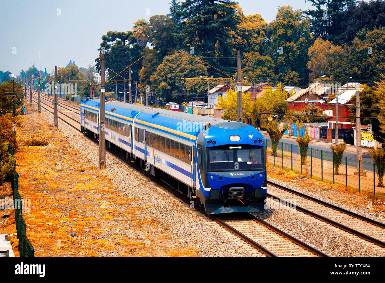 RANCAGUA, CHILE - Januar 2017: Nach einem Unfall, einem Terrasur UTS-444 Zug geht zurück nach Santiago Stockfoto