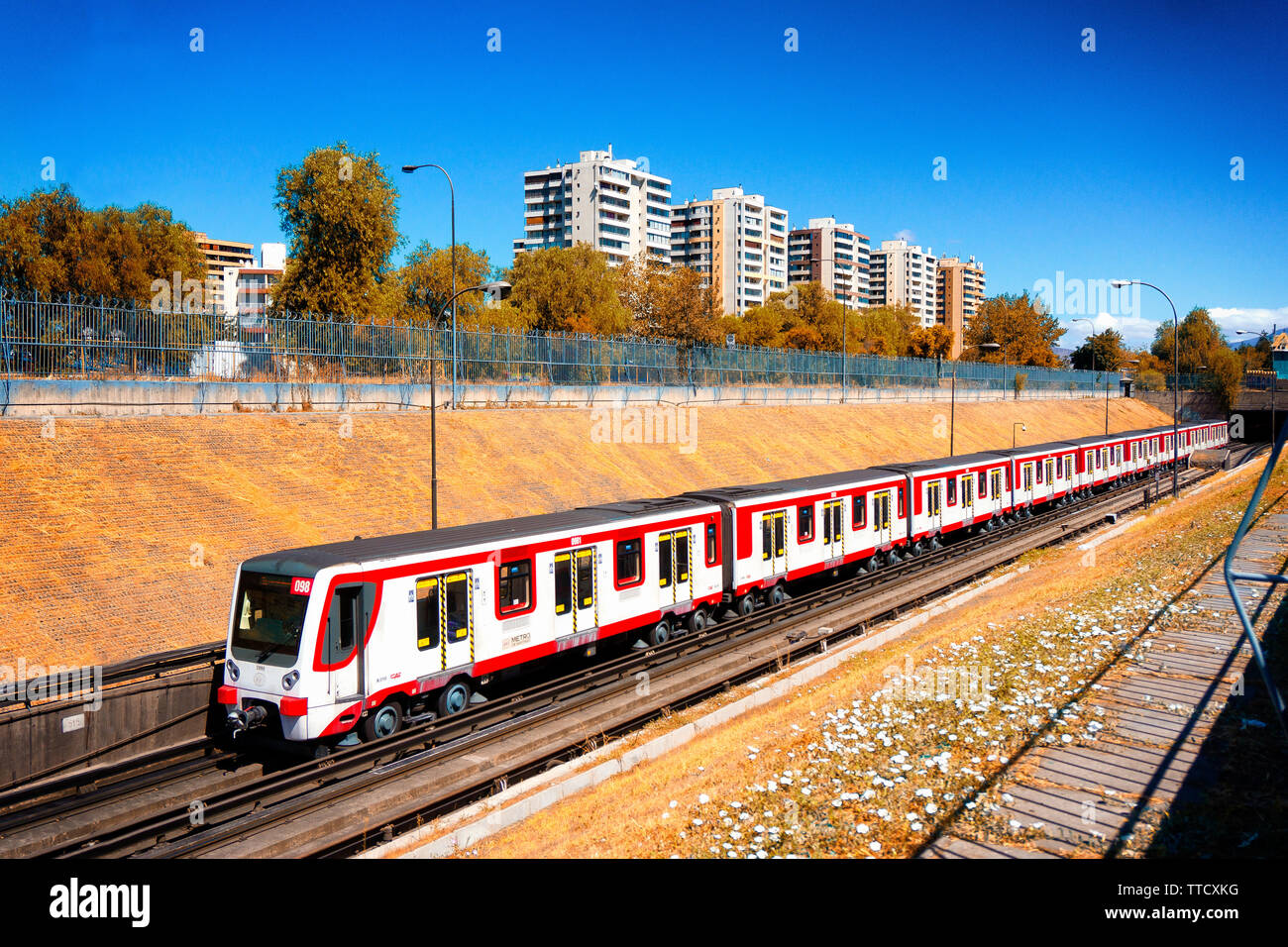 SANTIAGO, CHILE - MÄRZ 2017: An einem sonnigen Tag, eine U-Bahn von Santiago geht station Pajaritos Stockfoto