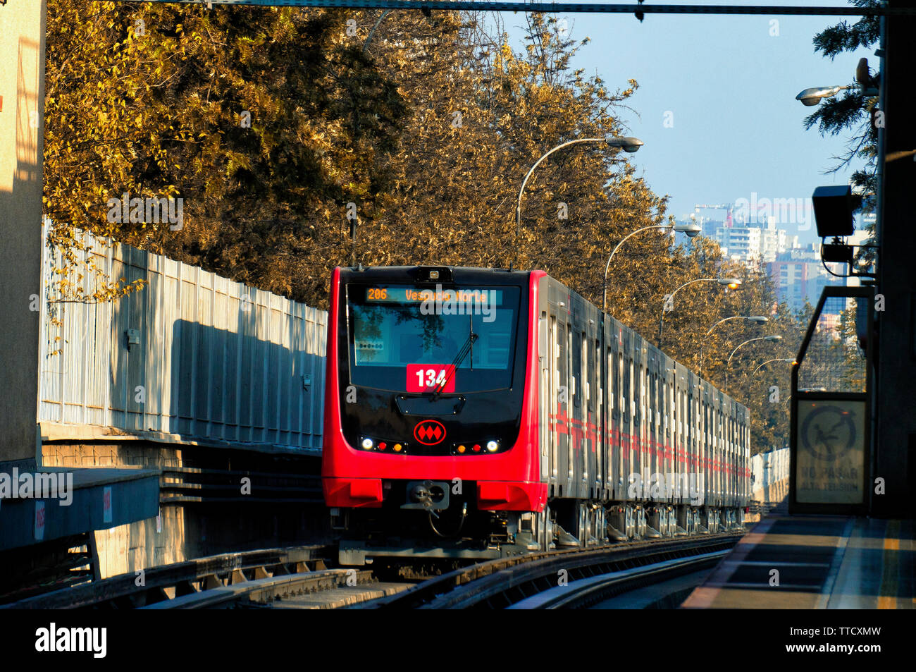 SANTIAGO, CHILE, APRIL 2019: Eines der neuesten Santiago U-Bahnen in Parque O'Higgins Station der Linie 2 Stockfoto