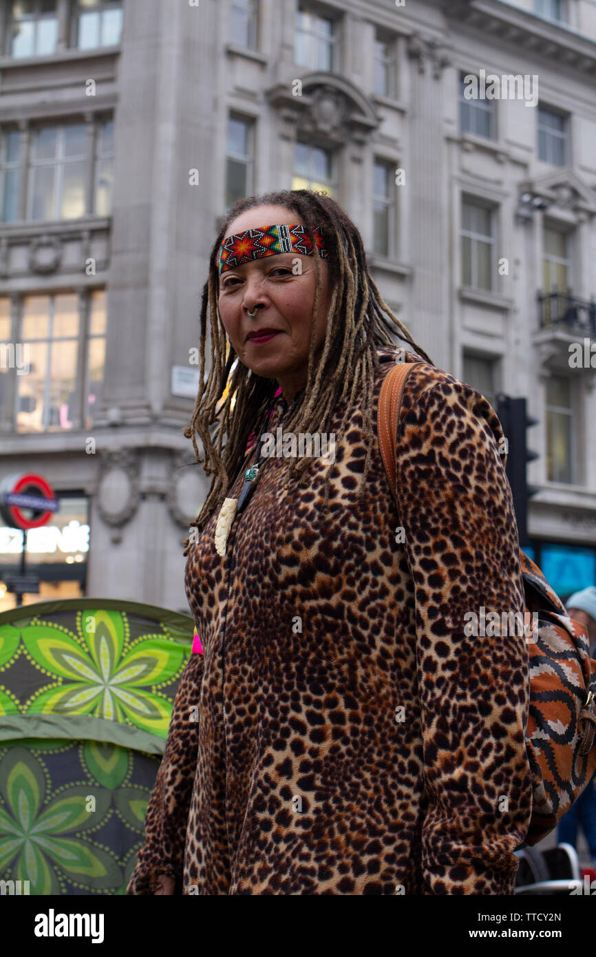 Die Demonstranten vom Aussterben Rebellion über Oxford Circus mit einem Boot in London als eine Form des Protests gegen den Klimawandel und der Regierung Stockfoto