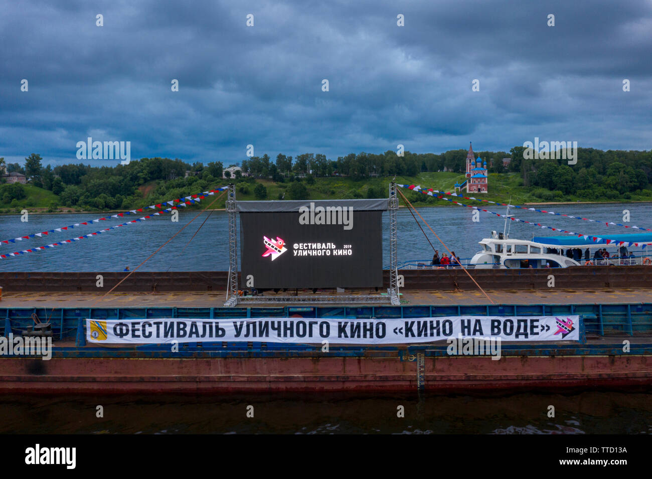 Der Bildschirm ist auf dem Schiff für einen wettbewerbsfähigen Anzeige von kurzen Filmen im Festival der Street Kino "Kino auf dem Wasser" in Tutaev, Yaroslav installiert Stockfoto