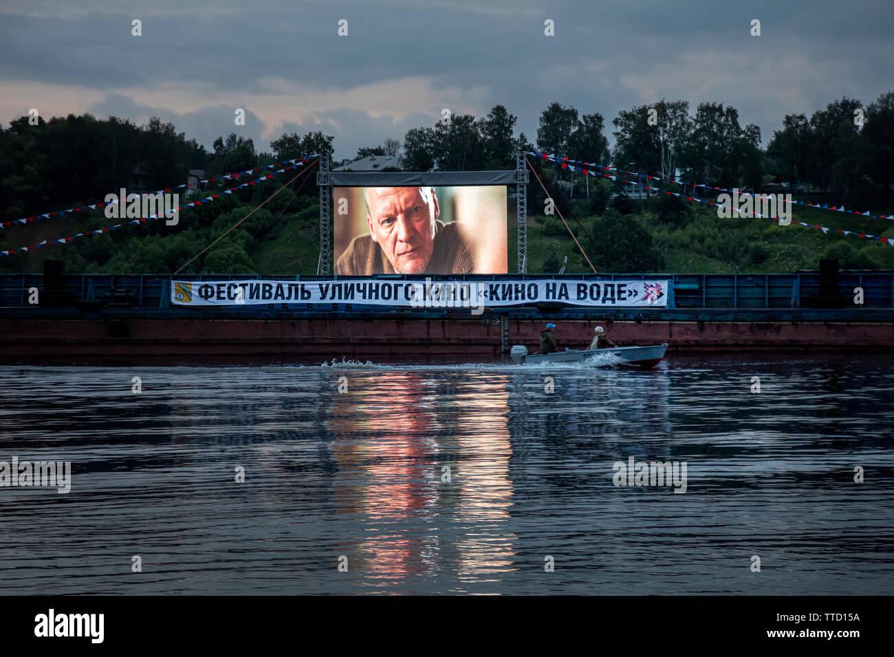 Der Bildschirm ist auf dem Schiff für einen wettbewerbsfähigen Anzeige von kurzen Filmen im Festival der Street Kino "Kino auf dem Wasser" in Tutaev, Yaroslav installiert Stockfoto