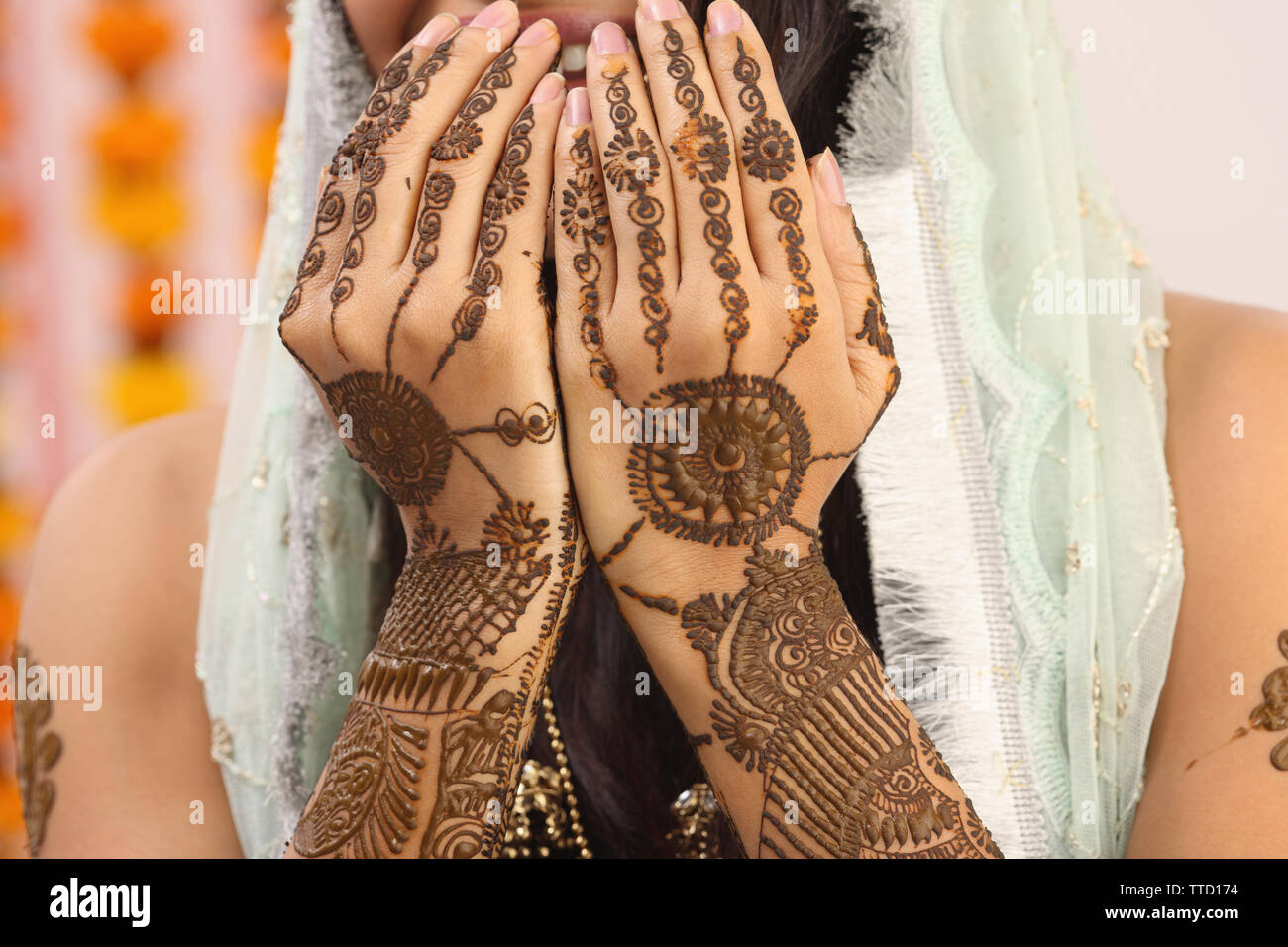 Nahaufnahme von einem indischen Braut mit Mehendi geschmückt Stockfoto