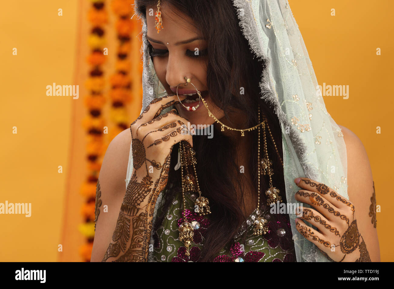 Indische Braut ihre Finger beißen Stockfoto