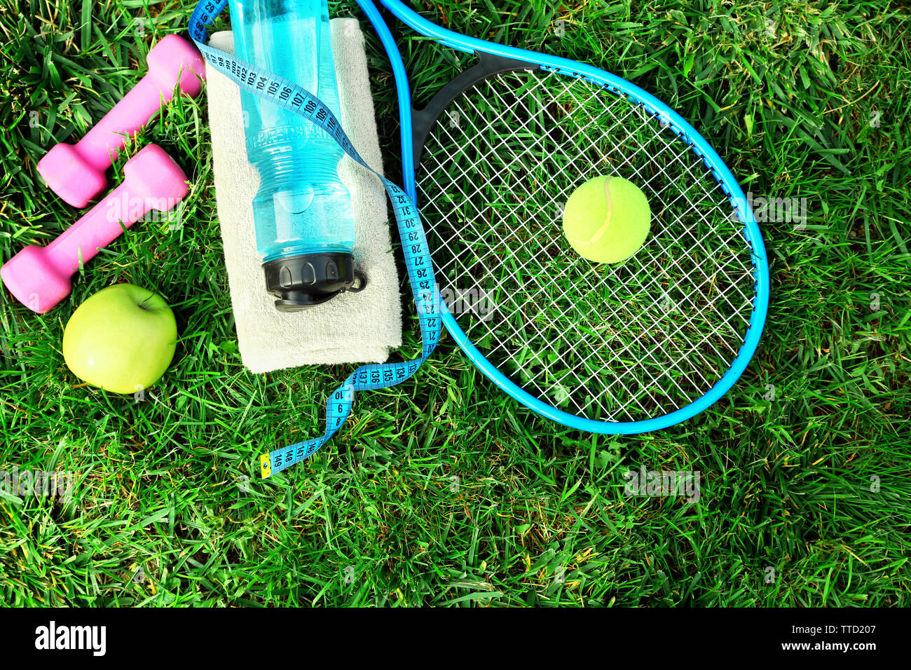 Sportgeräte auf grünem Gras Hintergrund Stockfoto