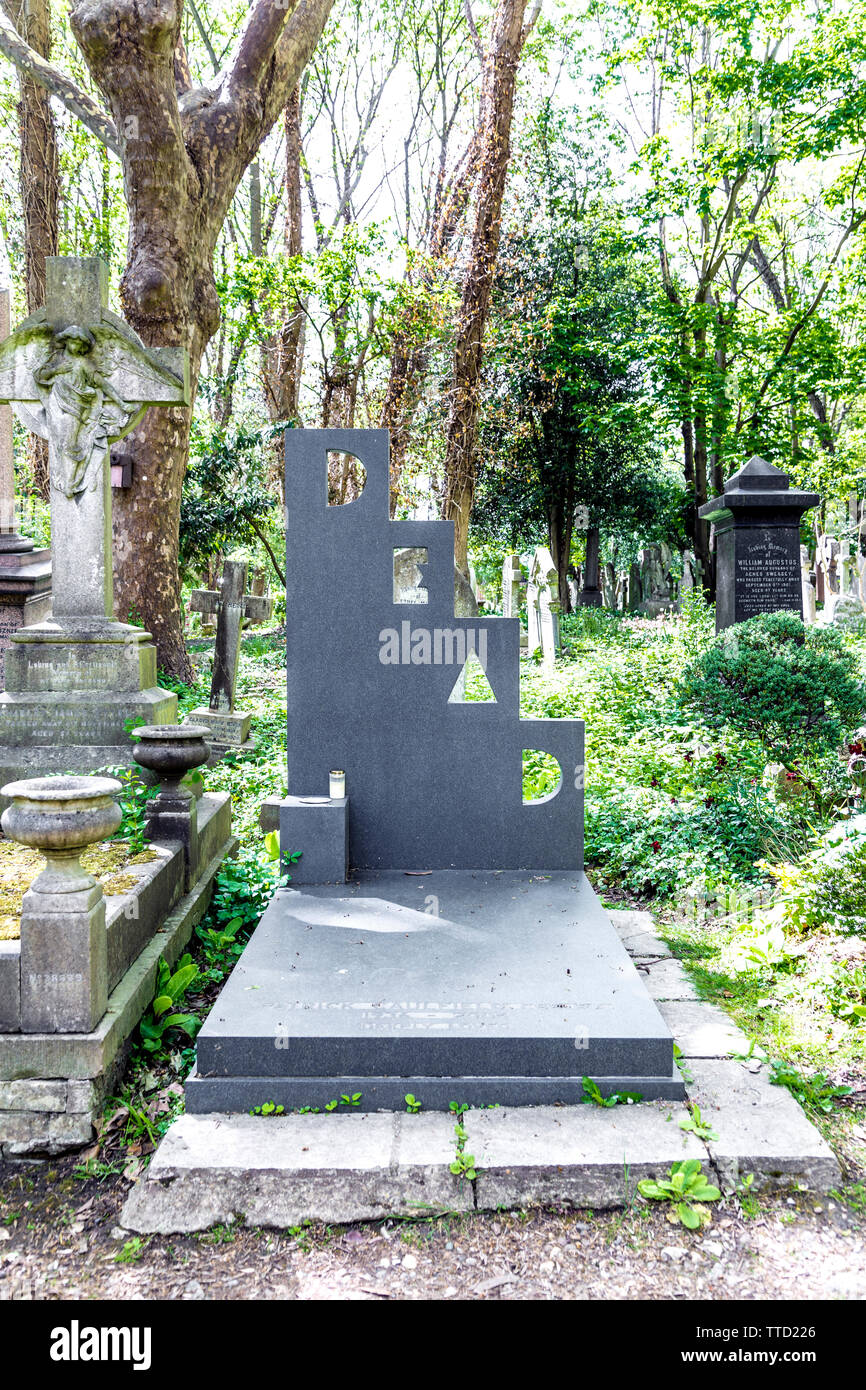 Humorvoll Grabstein: 'tot', Patrick Caulfield's Grab in Highgate Osten Friedhof, London, UK Stockfoto