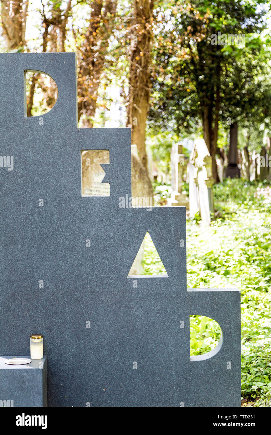 Humorvoll Grabstein: 'tot', Patrick Caulfield's Grab in Highgate Osten Friedhof, London, UK Stockfoto