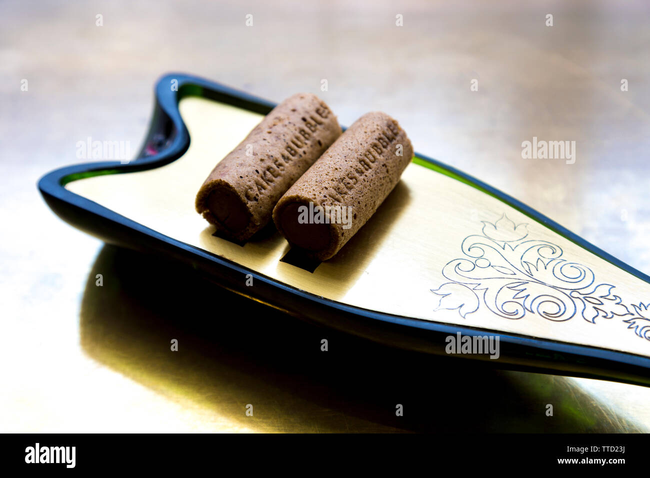 Schokolade Cork mit renommierten molekulare Küche Chef Albert Adria an Kuchen & Blasen im Cafe Royal, London, UK Stockfoto