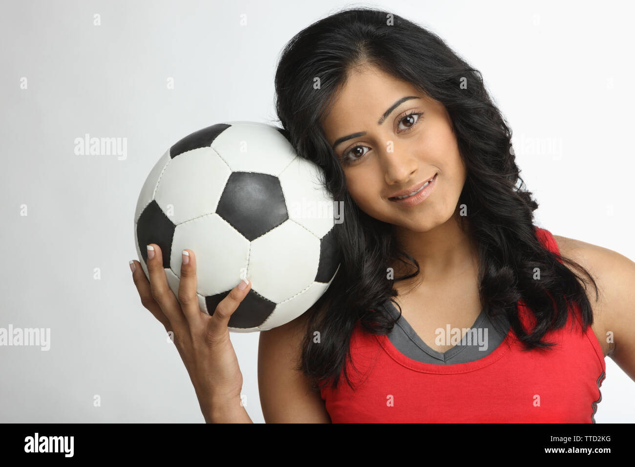 Porträt einer Frau mit einem Fußball auf die Schulter Stockfoto