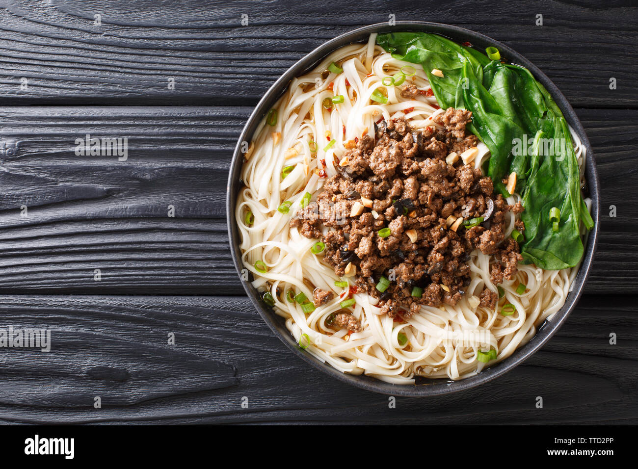 Rezept für dan dan Nudeln mit Hackfleisch und Grünen closeup in einem Teller auf dem Tisch. Horizontal oben Ansicht von oben Stockfoto