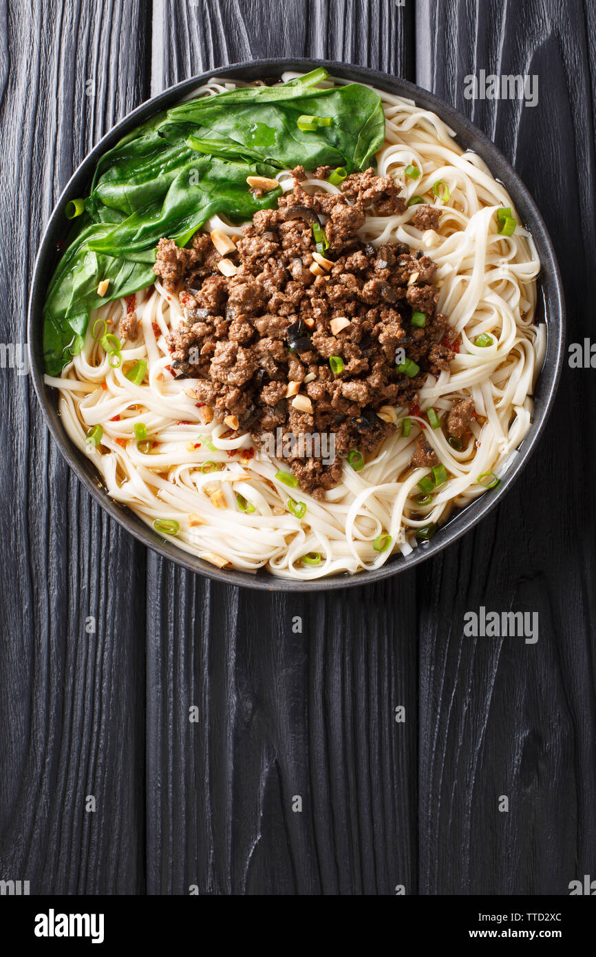 Rezept für dan dan Nudeln mit Hackfleisch und Grünen closeup in einem Teller auf dem Tisch. Vertikal oben Ansicht von oben Stockfoto