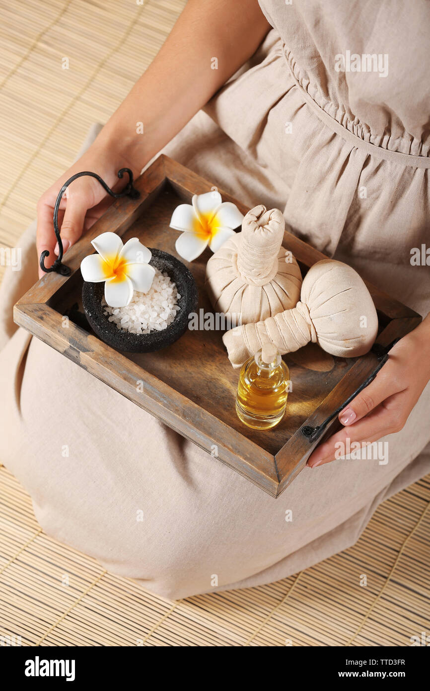 Weibliche Hände mit Fach von Spa Produkte, im Spa Salon Stockfoto