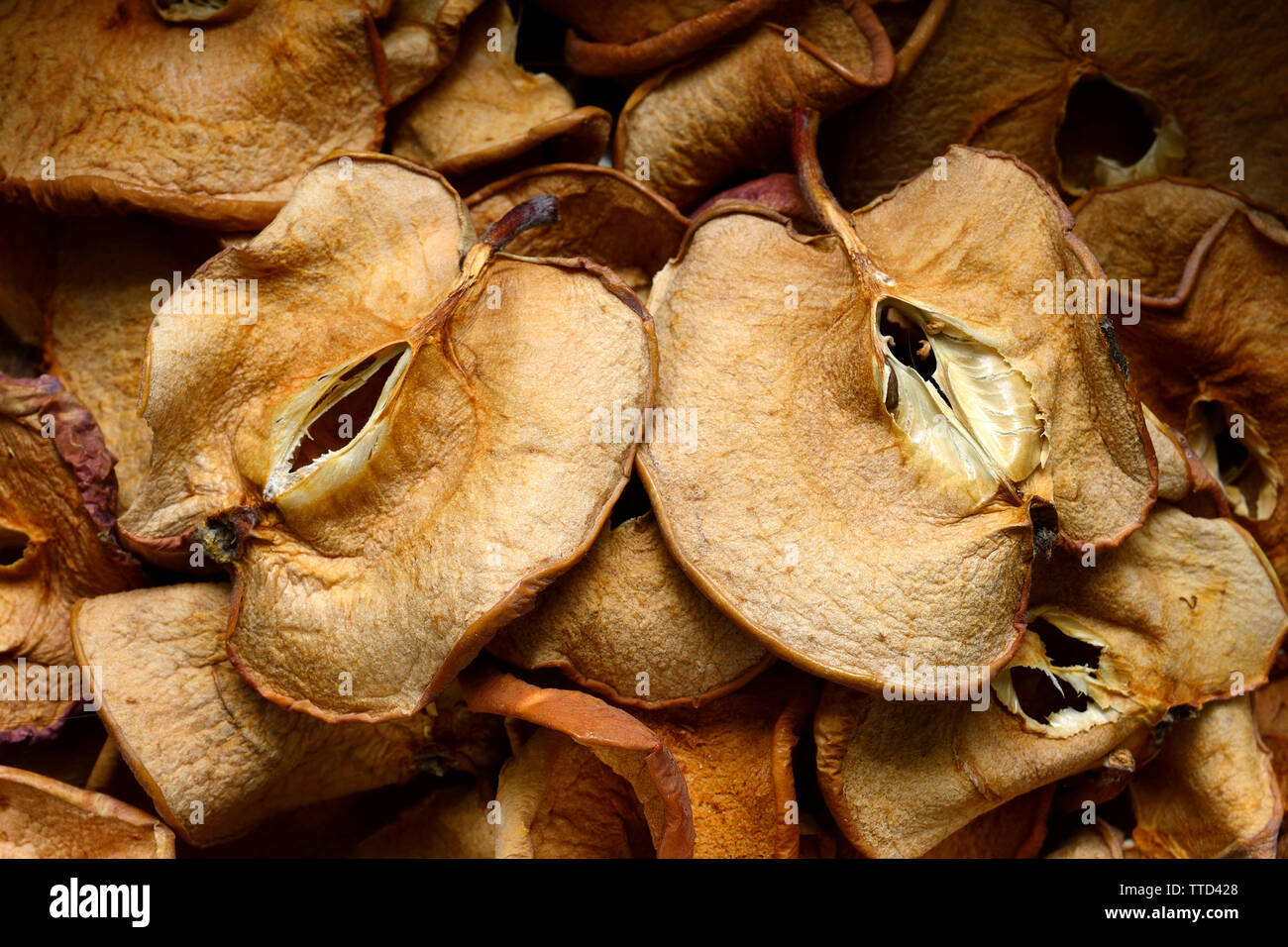 Gesunde leckere Scheiben getrocknete Äpfel, veganes Essen Stockfoto