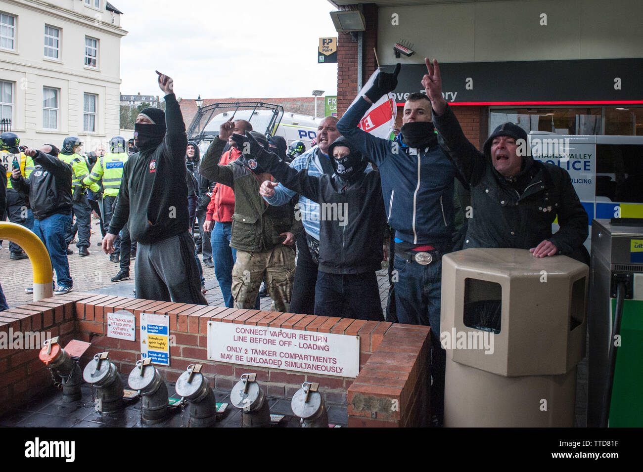 Dover, Kent, Großbritannien. 30. Januar, 2016. Ganz rechts und anti-faschistischen Gruppen clash im Zentrum von Dover mit Geschossen zwischen den beiden o ausgetauscht werden Stockfoto