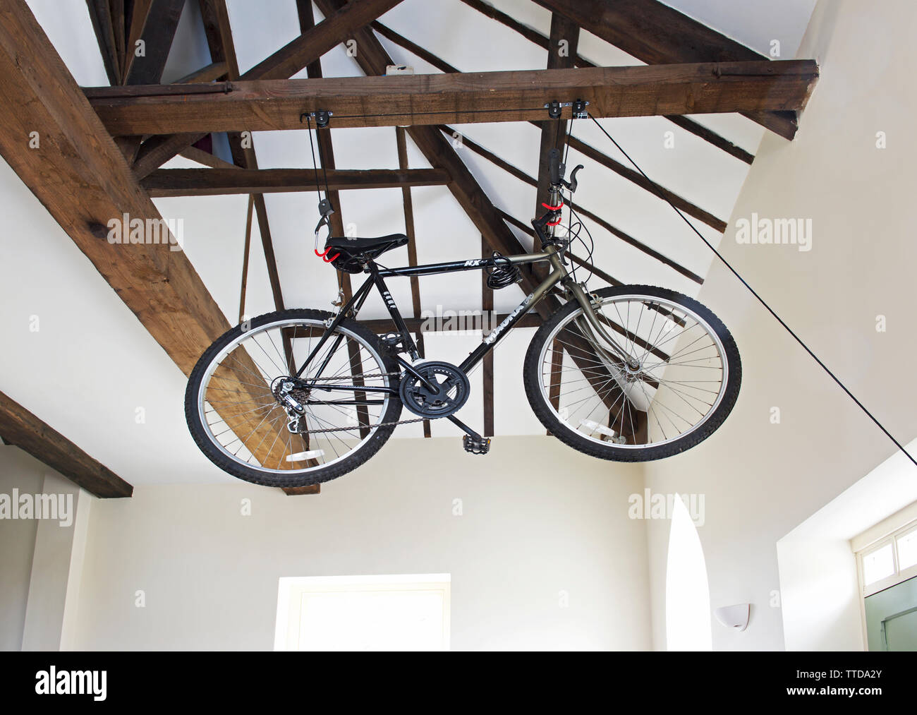 Mens Fahrrad in den Dachsparren eines Hauses gespeichert Stockfoto