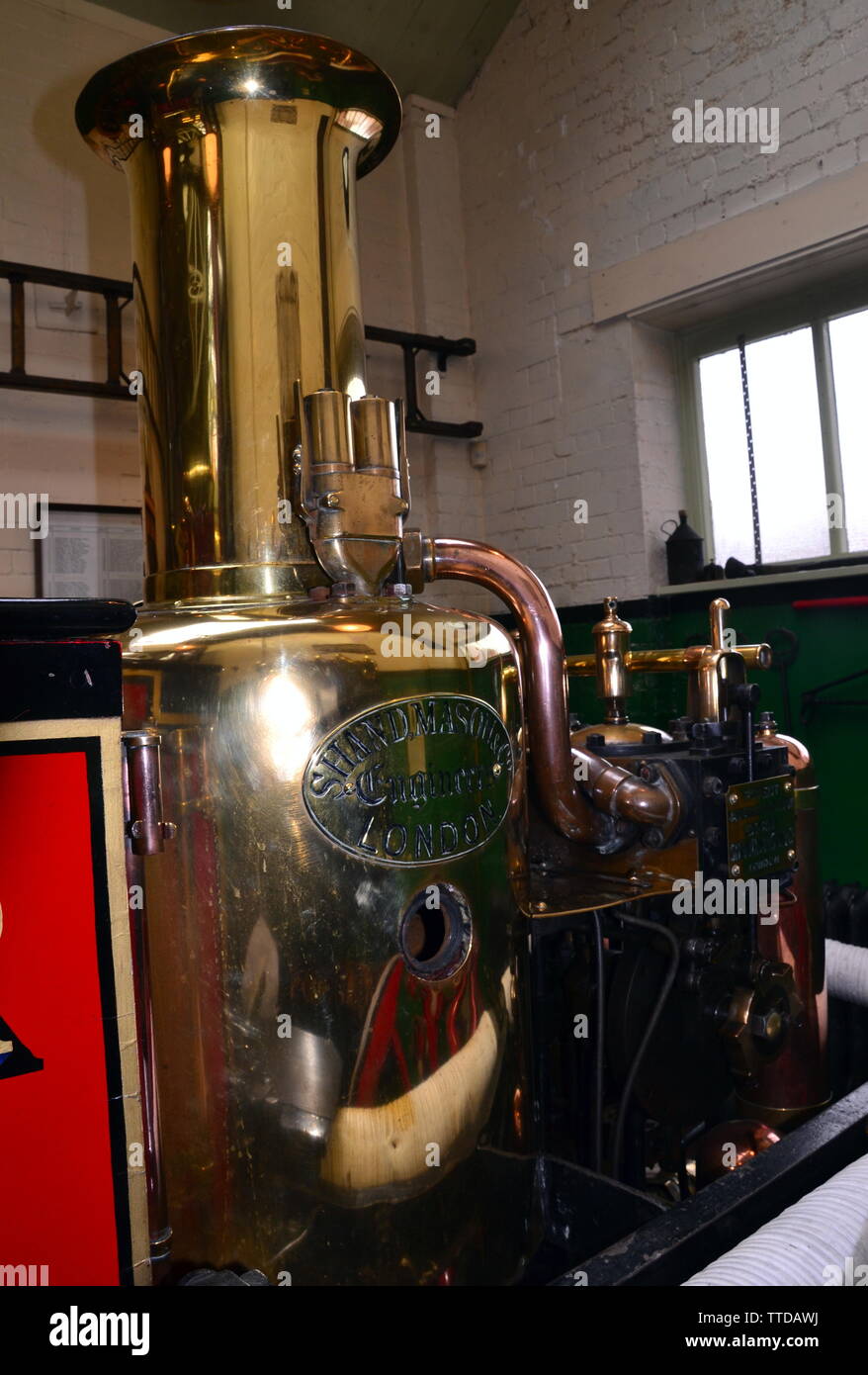 1910 Shand Mason Dampf Fire Engine "George V". Die Greater Manchester Feuerwehr Museum, in Rochdale, Großbritannien, ist Planung die Bauarbeiten am neuen Standort zu beginnen, die angrenzenden ehemaligen Maclure Straße Feuerwache, später in diesem Jahr wird das Gebäude vollständig in Ihre 1930er wiederhergestellt werden s Zustand bis Ende 2020. Der Umzug in größere Räumlichkeiten bedeutet, dass große Löschfahrzeuge angezeigt werden, neben den vielen faszinierenden historischen Elemente der Löschausrüstung. Stockfoto