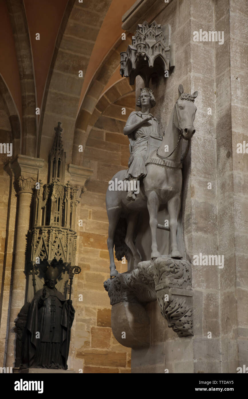 Gotische Statue der Bamberger Reiter (Bamberger Reiter) im Bamberger Dom (Bamberger Dom) in Bamberg, Oberfranken, Deutschland. Die Statue, die möglicherweise mit der Darstellung der ungarische König Stephan I., Wahrscheinlich stammt aus der Zeit von 1225 bis 1237. Stockfoto