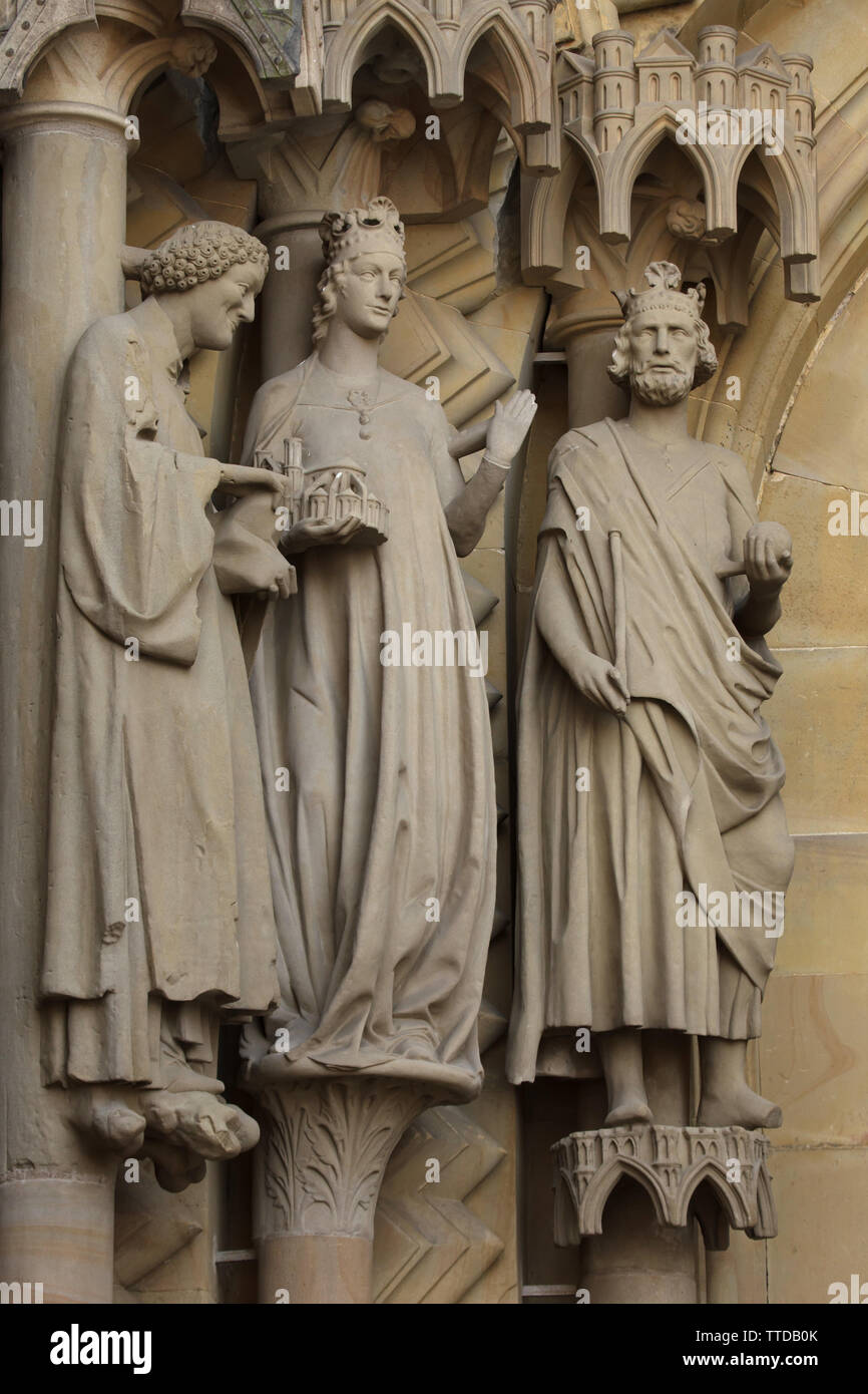 Gotischen Statuen des Heiligen Stephan, die hl. Kunigunde von Luxemburg und Saint Henry den Überbordenden (im Bild von links nach rechts) an der Adamspforte (Adam's Portal) der Bamberger Dom (Bamberger Dom) in Bamberg, Oberfranken, Deutschland. Stockfoto