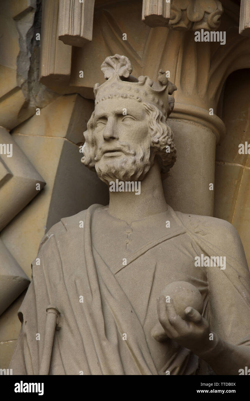 Gotische Statue des Hl. Heinrich der üppigen (Heiligen Römischen Kaiser Heinrich II) auf der Adamspforte (Adam's Portal) der Bamberger Dom (Bamberger Dom) in Bamberg, Oberfranken, Deutschland. Stockfoto