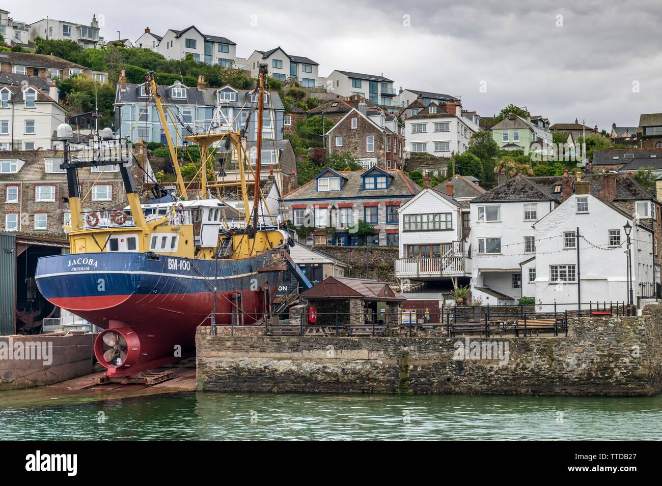 C. in Toms & Sohn ist ein Familie Werft Steuerungsfunktionen in Polruan basierend auf der gegenüberliegenden Seite des Flusses Fowey in Cornwall. Stockfoto