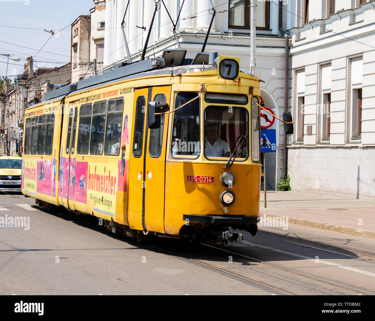 Iasi, Rumänien - August 6th, 2018: Eine gelbe, Strom betrieben, mit der Tram in Iasi, Rumänien Stockfoto