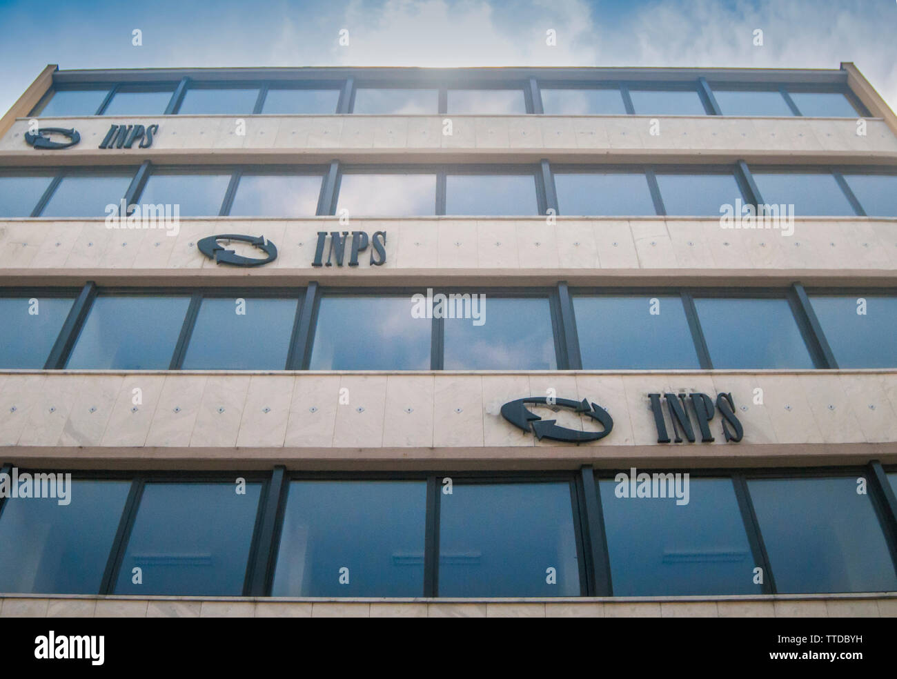 CARRARA, Italien - 16. Juni 2019: Das Gebäude der INPS-Hauptquartier, die Landesanstalt für soziale Sicherheit, die sich mit Renten- und c Stockfoto