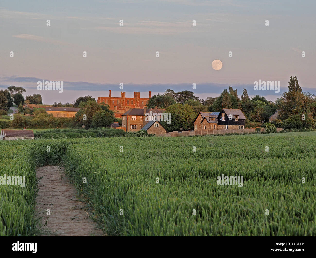 Eastchurch, Kent, Großbritannien. 16. Mai, 2019. UK Wetter: Die vollständige Erdbeere Mond über dem historischen Shurland Halle in Eastchurch, Kent, wo Henry VIII. und Anne Boleyn ihre Flitterwochen verbracht. Credit: James Bell/Alamy leben Nachrichten Stockfoto