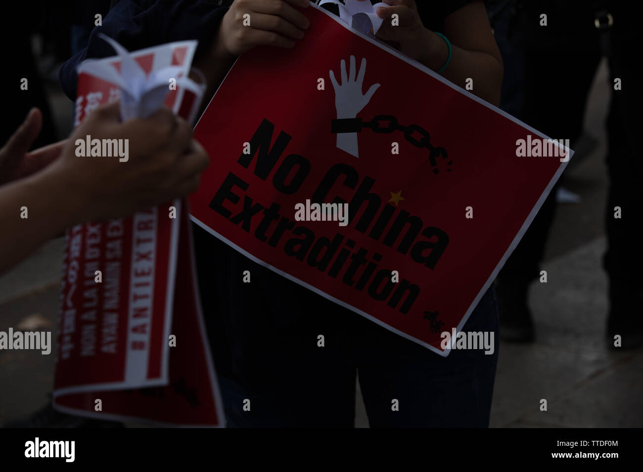 London, Großbritannien. 16. Juni 2019. Rund 1000 Demonstranten protestieren gegen die Auslieferung von der Regierung von Hongkong und seinen Führer, Carrie Lam auf den Parliament Square, London, UK anspruchsvolle Britische helfen beim Schutz der Freiheit. Das Gesetz würde die Übertragung der Verdacht von Straftaten, einschließlich der politischen Dissens, nach China übertragen werden. Credit: Joe Kuis/Alamy Stockfoto