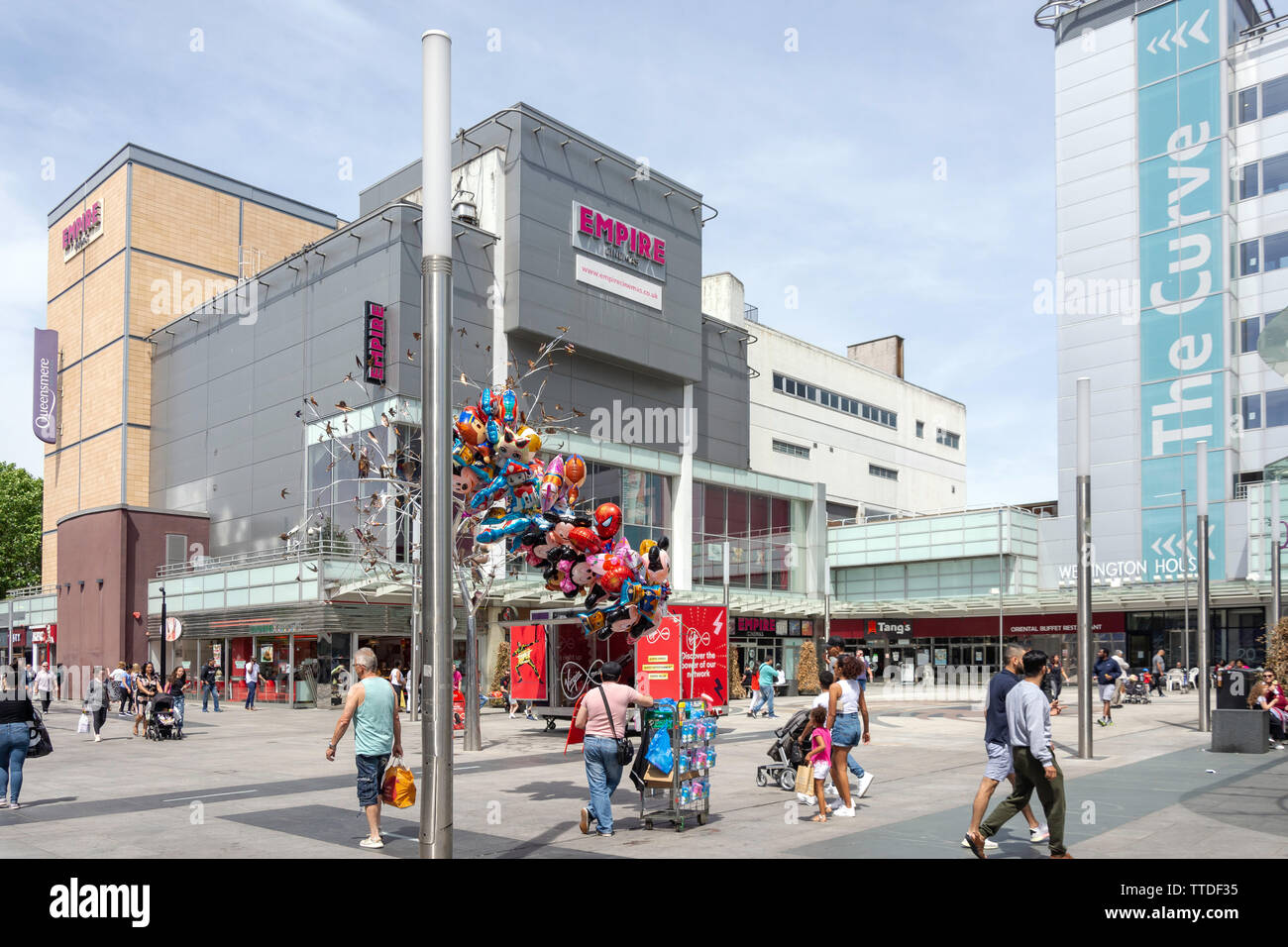 Queensmere Informationsstelle Shopping Center und Empire Kinos, High Street, Slough, Berkshire, England, Vereinigtes Königreich Stockfoto