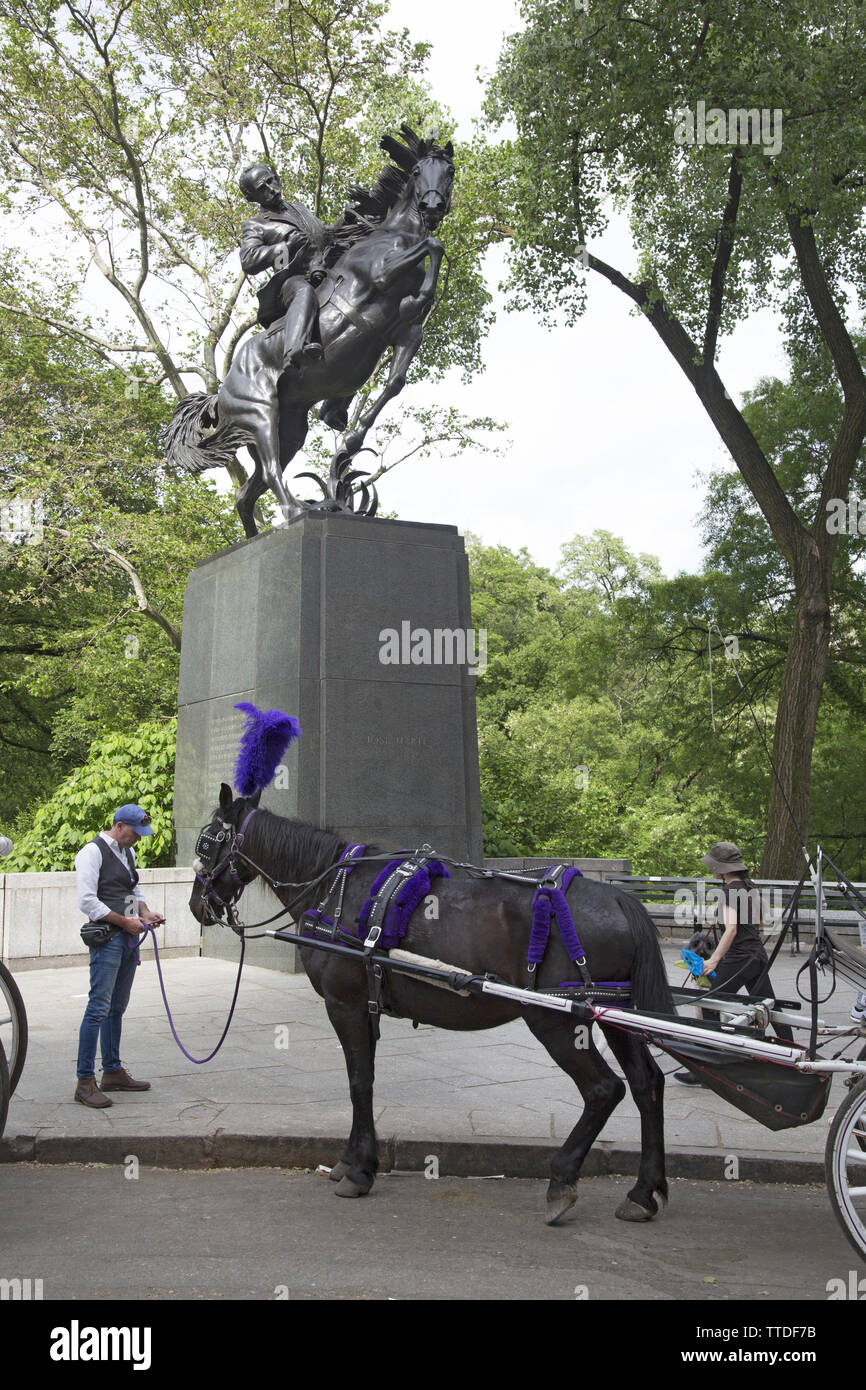 Pferd & Buggys Park unter José Julián Martí Statue at 59th St. & Center Drive am Central Park, NYC. José Martí, José Julián Martí y Pérez, ( Stockfoto