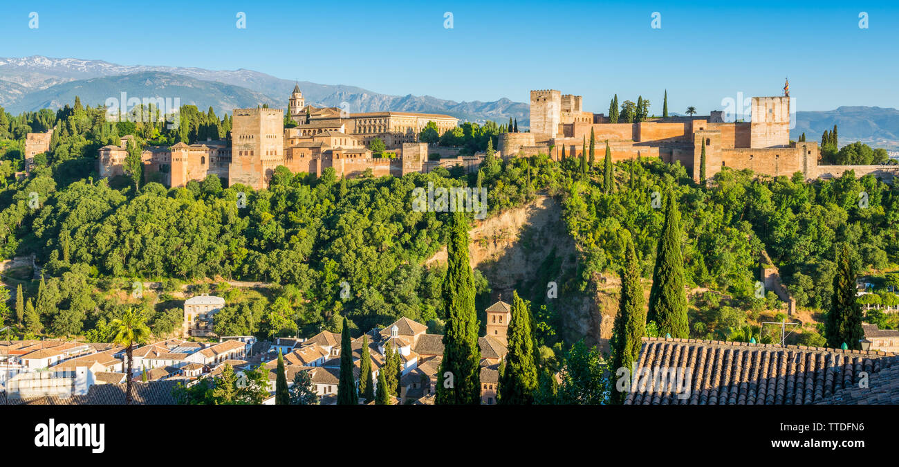 Panoramische Sicht auf die Alhambra in Granada als vom Mirador San Nicolas gesehen. Andalusien, Spanien. Stockfoto