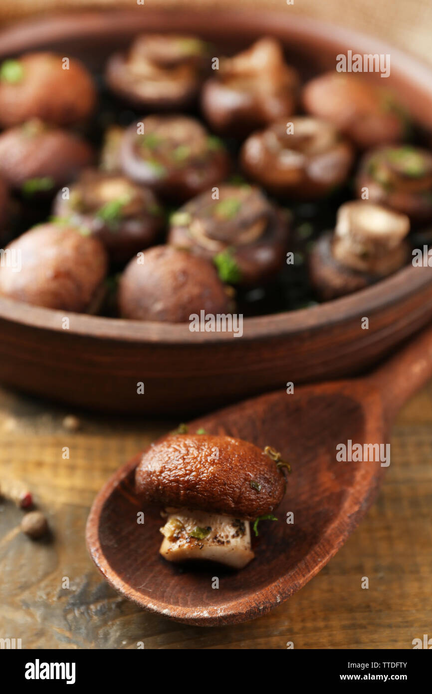 Gebackene champignons Pilze mit Butter, Petersilie und Knoblauch gebraten in brauner Schale Stockfoto
