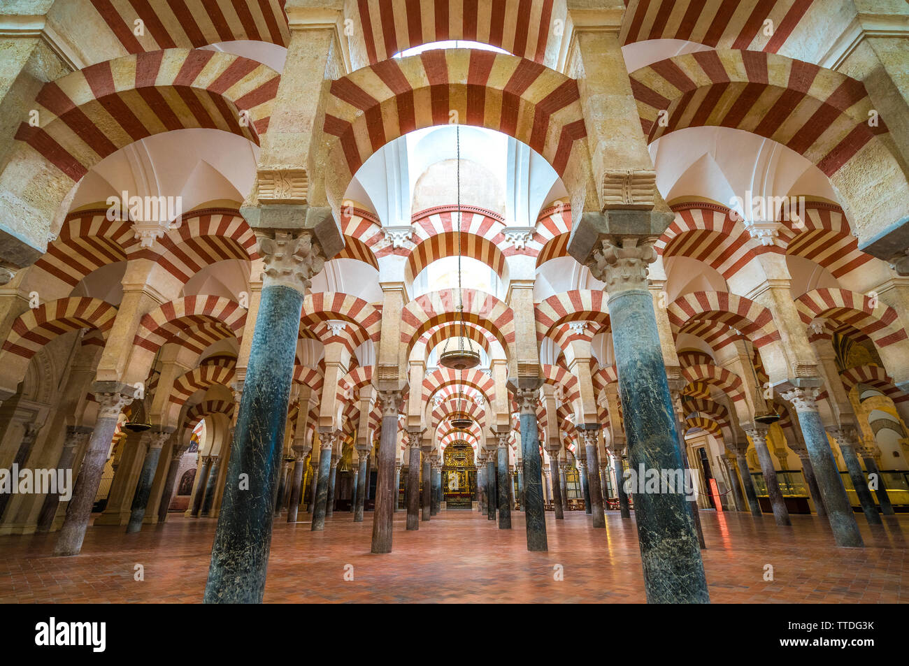 Malerische indoor Blick in die Moschee - die Kathedrale von Cordoba. Andalusien, Spanien. Stockfoto